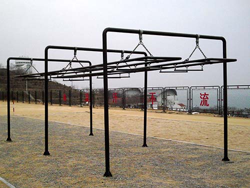 福建400米渡海登训练器材｜晃动横梯